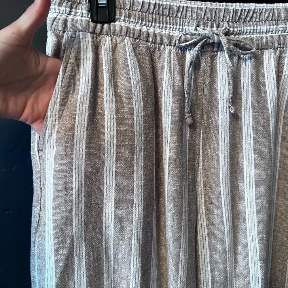 Banana Republic women’s pants Size: S Color: beige/ white striped print like New
